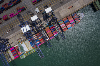 航运港口加载和卸货货物容器物流服务站国际航运业务的海船空中视图