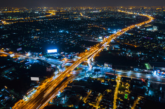 十字路口与的高速公路高速公路高速公路为物流业务运输车辆泰国长曝光拍摄晚上空中前视图从无人机