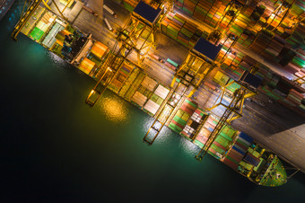 <strong>工业</strong>业务国际海运费站大货物容器船以上视图弗罗姆无人机相机晚上在照明泰国