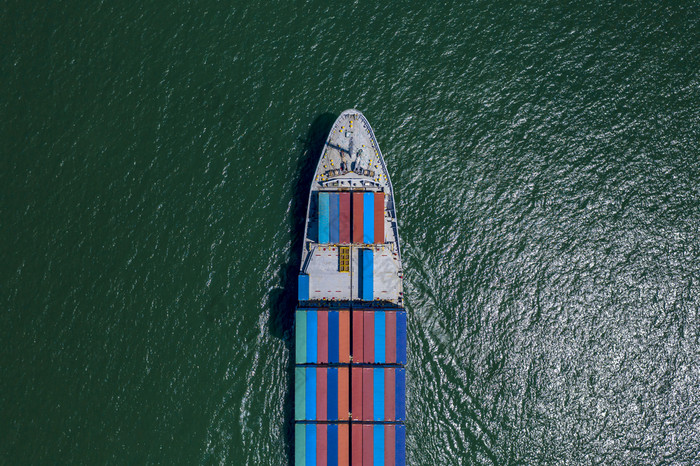业务大货物容器船物流运输国际出口和进口服务的海空中前视图