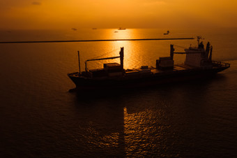 轮廓航运货物容器进口和出口国际运输的海晚上光黄金和航运背景空中视图从无人机