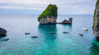 空中视图斐斐岛美丽的景观高季节夏天假期游客泰国和外国租金长尾巴船和速度船通气管下的海斐斐岛克拉泰国