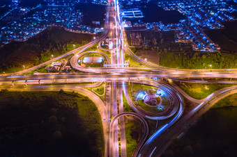 工业环路交通车和<strong>高速公路高速公路高速公路</strong>晚上时间和照明在色彩鲜艳的空中前视图从无人机