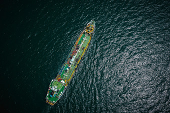 航运石油油轮和石化行业进港和出口国际海洋晚上时间空中视图从无人机相机