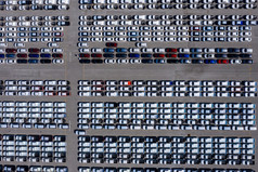 新行产品车停车很多工厂工业出口为出售国际航运货物容器的海恐惧交付业务空中前视图从无人机泰国