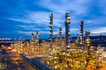 工业石油和气体液化石油气炼油厂行业和商业存储设施进口和出口国际海运输船只空中视图晚上泰国