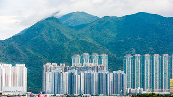 建筑塔公寓和山背景在香港<strong>香港岛</strong>中国的多雨的季节