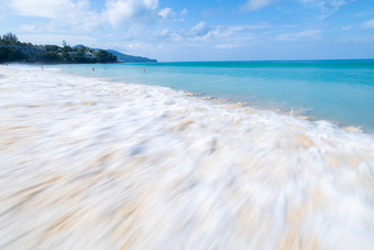 的海波斜面白色泡沫的沙子的海滩普吉岛海泰国宽角低速度快门拍摄