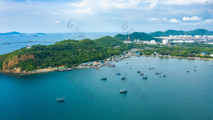 景观空中视图钓鱼船和山与炼油厂区域背景泰国