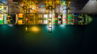 航运港口和航运容器货物运输进口和出口国际服务的海晚上空中视图