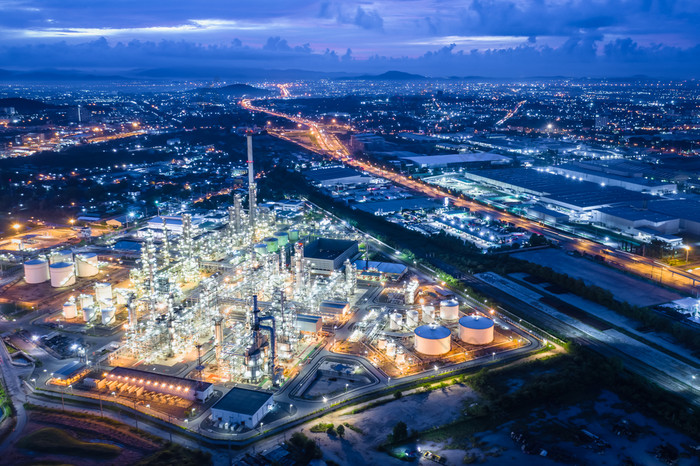 石油和气体炼油厂行业工厂区岬查巴chon武里府泰国《暮光之城》景观空中视图