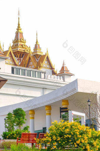 美丽的尖塔寺庙屋顶金颜色白色背景隔离泰国