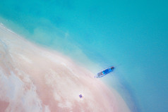 长尾巴船的沙子海滩岛克拉泰国空中视图