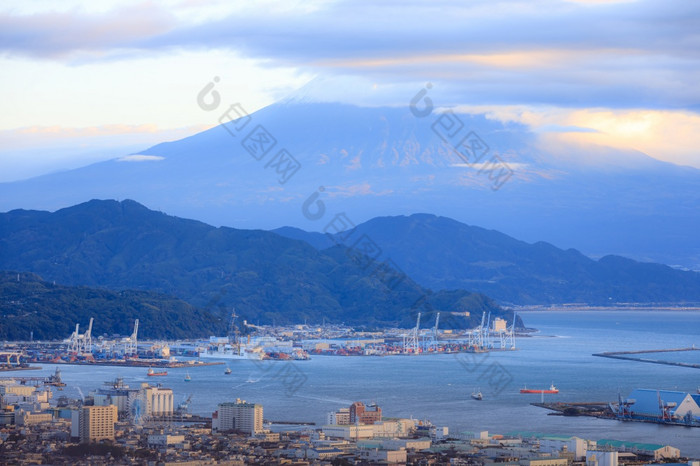 城市景观和运输港口清水正孝湾与前山富士视图背景从日本平静冈市县早....日本