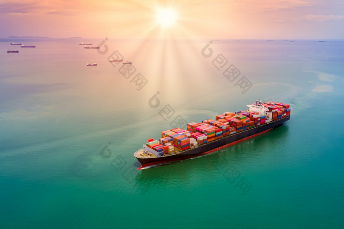 容器货物物流航运进口出口业务商业贸易运输国际容器货物运费航运开放海和的日落在色彩鲜艳的过程背景空中视图