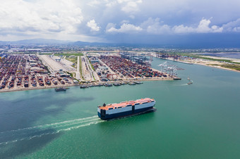 车航空公司航行的绿色海和<strong>国际航运</strong>容器港口背景空中视图