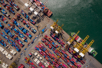 容器船加载和卸货海港口空中视图业务物流进口和出口运费运输容器船港容器加载货物运费船