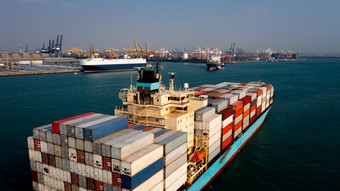 空中视图容器货物船大携带商业容器进口出口业务商务物流和运输国际容器船和国际航运港口背景
