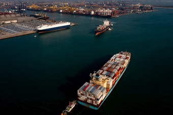 空中视图容器货物船携带商业容器进口出口业务商务物流和运输国际容器船和国际航运港口背景
