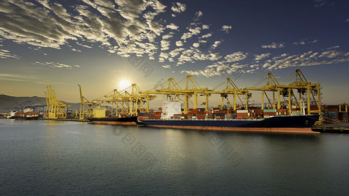 物流容器船从海港口仓库与工作起重机桥为交付容器装运为运输进口出口全球物流概念在的阳光与蓝色的天空背景