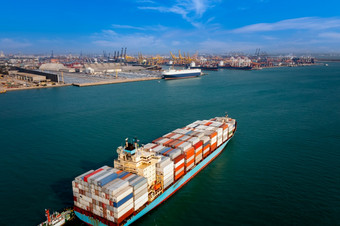 空中视图容器货物船携带商业容器进口出口业务商务物流和运输国际容器船和蓝色的天空与国际航运港口背景