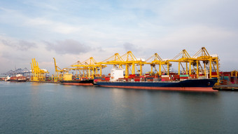 容器船工业港口进口出口全球业务服务物流和运输容器船加载和卸货运费<strong>装运</strong>起重机空中视图