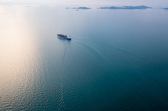 小容器船corgo物流运输航行前速度绿色海照片空中视图从无人机点视图