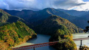 oigawa铁路你行奥库伊科乔站和彩虹桥风景静冈市县日本景观视图秋天叶子季节