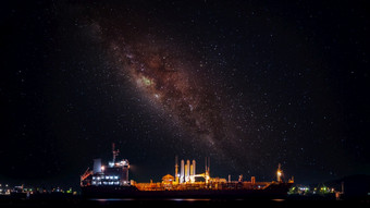 石<strong>油船</strong>油轮的海晚上在照明与美丽的星光背景等待为负载卸载原油石油从碘钻井平台rigrefinery为运输概念