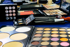 化妆工具包化妆品集眼睛影子调色板和刷