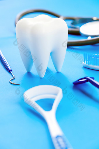 牙科模型和牙科<strong>设备</strong>蓝色的背景概念图像牙科背景牙科卫生背景