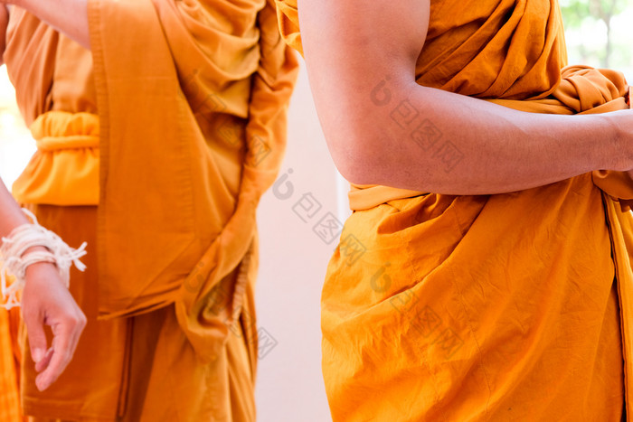 黄色的袍佛教僧侣特写镜头佛教和尚