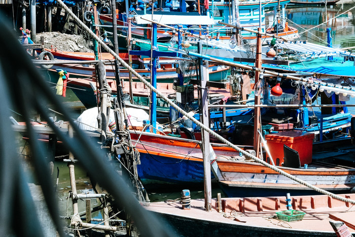 色彩斑斓的钓鱼船港华欣巴蜀府基里汗省泰国