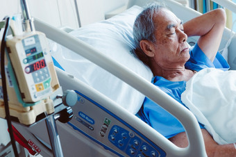 图像输液泵与上了年纪的病人医院床上医疗哪