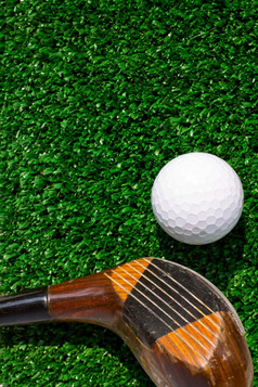高尔夫球球和推杆绿色草