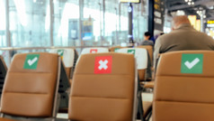 社会距离模糊图像空椅子机场的离开区域标志着与符号关于社会距离协议防止的传播小说电晕病毒新冠病毒