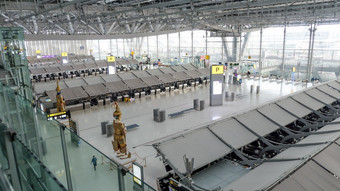 曼谷泰国8月大气的机场素万那普机场在新冠病毒疫情情况乘客因为冠状病毒流感大流行和机场封锁