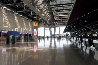 曼谷泰国11月大气的机场素万那普机场在新冠病毒疫情情况乘客因为冠状病毒流感大流行和机场封锁