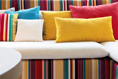 色彩斑斓的垫子沙发