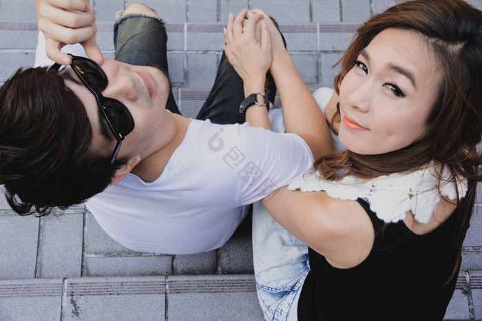 拍摄夫妇约会户外图片