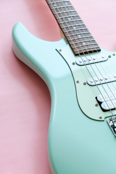 细节薄荷绿色电吉他粉红色的背景