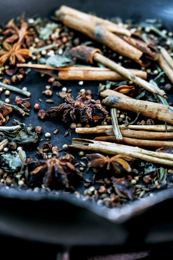香料锅香料种子水果根树皮其他植物物质主要是使用为调味料着色食物香料是有时使用医学化妆品香水生产
