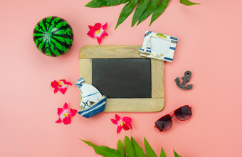 表格前视图附件计划旅行海滩夏天假期背景conceptflat躺棕榈叶与许多至关重要的项目花棕榈叶粉红色的paperblackboard为有创意的设计文本