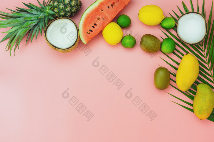 表格前视图水果热带与春天夏天假期假期背景conceptflat躺安排切片各种各样的西瓜菠萝猕猴桃芒果柠檬和石灰椰子粉红色的纸