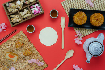 表格前视图空中图像装饰中国人月亮节日月球新一年背景conceptflat躺至关重要的餐集为咖啡打破甜蜜的蛋糕茶与开花红色的纸