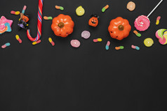 表格前视图空中图像装饰快乐万圣节一天背景conceptflat躺配件至关重要的对象聚会，派对的南瓜甜蜜的糖果黑色的木制空间为有创意的设计