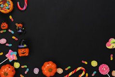 表格前视图空中图像装饰快乐万圣节一天背景conceptflat躺配件至关重要的对象聚会，派对的南瓜甜蜜的糖果黑色的木制空间为有创意的设计