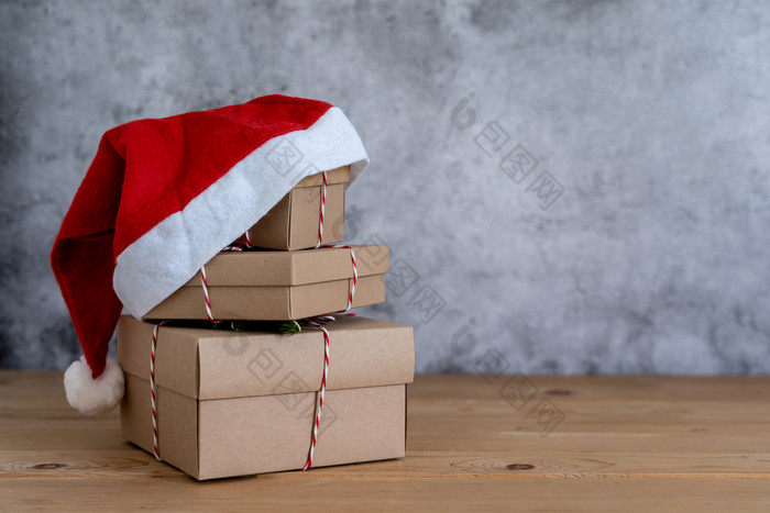 配件快乐圣诞节装饰快乐新一年饰品概念礼品盒子与圣诞老人老人他对象聚会，派对季节现代乡村棕色（的）灰色石头背景空间为设计
