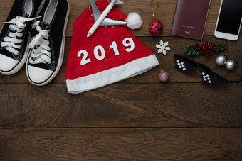 表格前视图快乐圣诞节装饰快乐新一年饰品conceptflat躺至关重要的区别对象旅行文本礼物盒子与服装现代木棕色（的）背景