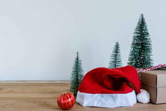 配件快乐圣诞节装饰快乐新一年饰品概念礼品盒子与冷杉树与驯鹿对象聚会，派对季节现代乡村棕色（的）灰色石头背景空间为设计